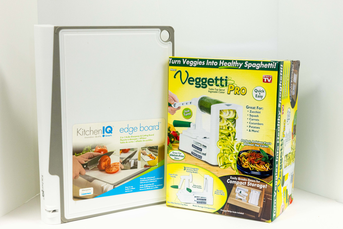 Lot 34 - Veggetti Pro  & Cutting Board