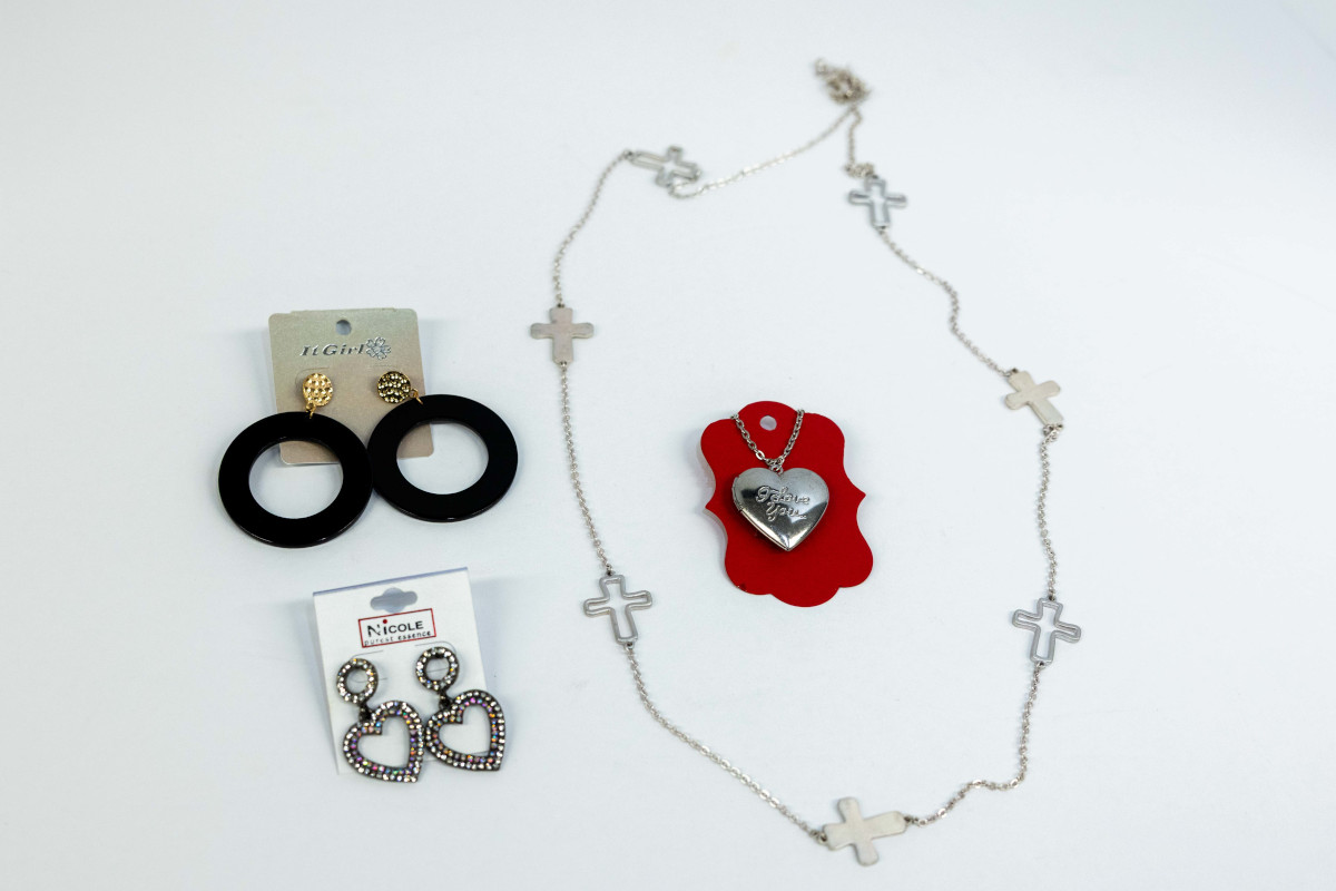 Lot 51 - Jewelry Pack - 2 Earring Sets, 2 Necklaces